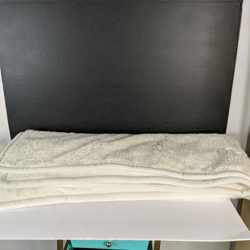 Pottery Barn Cozy Teddy Faux Fur Throw Ivory Velvet Blanket Coverlet 66 x 52 in
